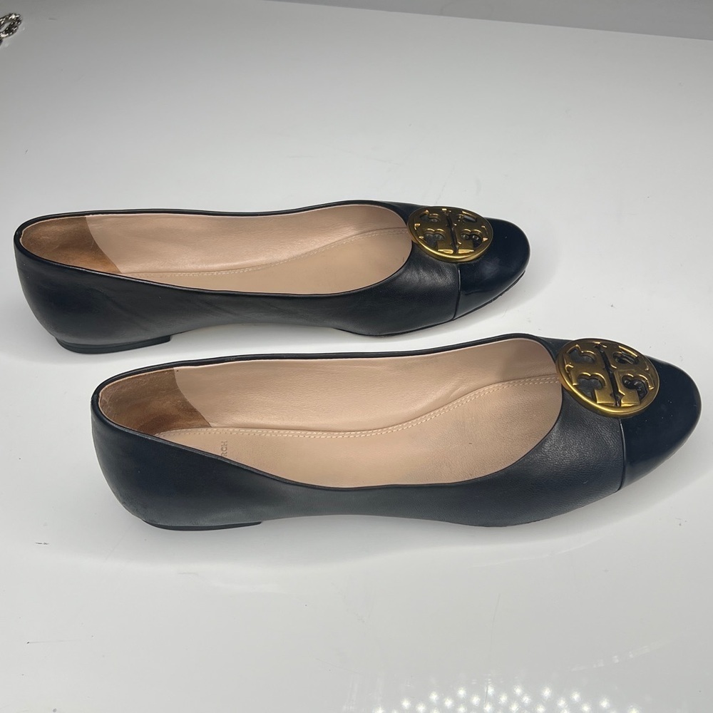 Tory Burch Sz 9 Chelsea Black Napa Leather Cap Toe Dark Gold Logo Meddalion